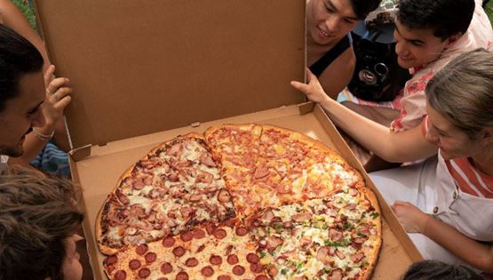 Η Domino's πουλά τη μεγαλύτερη πίτσα όλων των εποχών