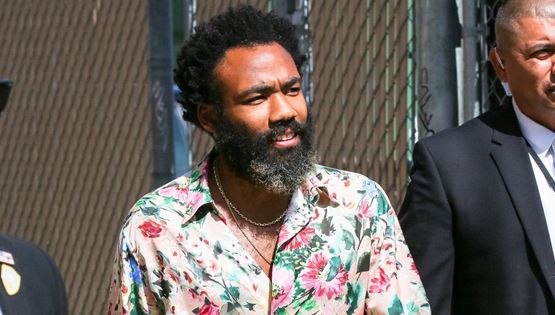 Κανείς δεν φορά καλύτερα το pyjama suit από τον Donald Glover