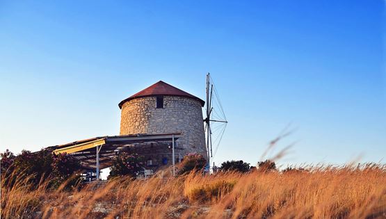 Ξεκαλοκαιριάζαμε στον Καστό και σε αυτό το μπαρ-έκπληξη