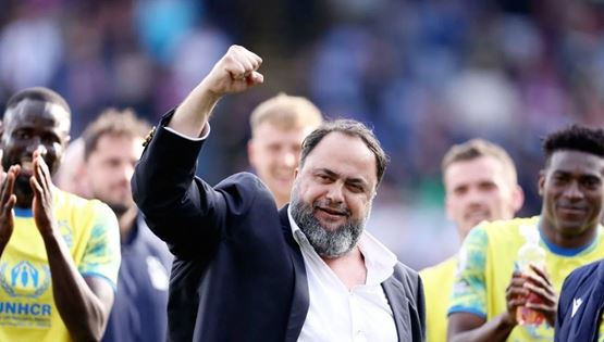 Σε άλλα νέα, το Twitter οργιάζει με τη συνέντευξη του Βαγγέλη Μαρινάκη στη Daily Mail