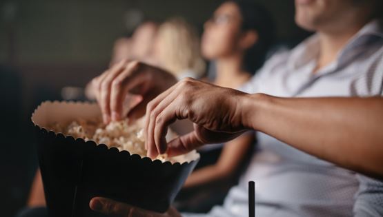 Δράμα ή κωμωδία: Ποιο είδος ταινίας μας παχαίνει περισσότερο