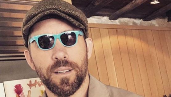Ο Ryan Reynolds έχει κάτι να σου πει για τη μόδα των tiny sunglasses