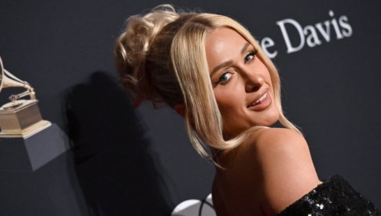 Σαν άλλη Barbie, η Paris Hilton κάνει διακοπές στην Ελλάδα φορώντας το ροζ μπικίνι της