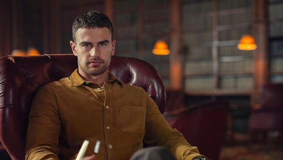 Theo James, o ελληνικής καταγωγής ηθοποιός που πρωταγωνιστεί στο The Gentlemen