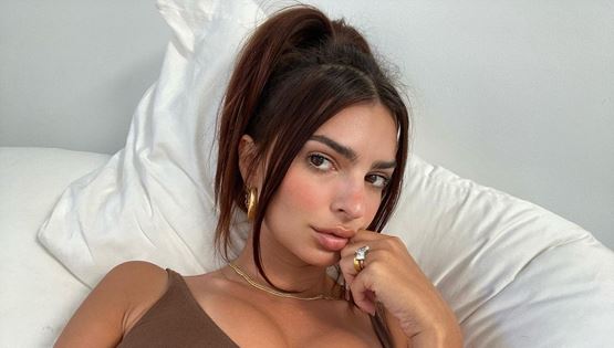 Σε ένα παράλληλο σύμπαν, η Emily Ratajkowski είναι η Αλίκη Βουγιουκλάκη