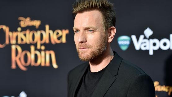 Ο Ewan McGregor δείχνει πώς φοριέται το total black το καλοκαίρι