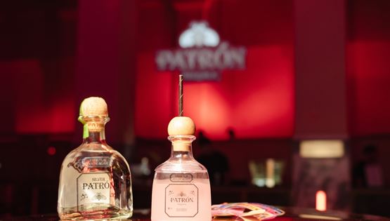 H Patrón γιόρτασε την Παγκόσμια Ημέρα Paloma σερβίροντας cocktail στο viral party του χώρου τέχνης Τhe Intermission