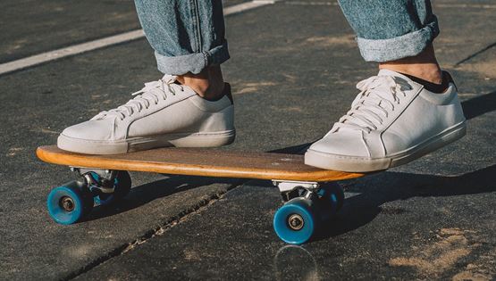 Ένα style hack για να σβήσεις τις τσακίσεις στα δερμάτινα sneakers