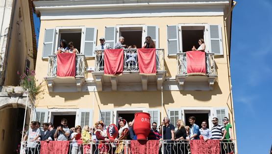 9 ξεχωριστά πασχαλινά ελληνικά έθιμα