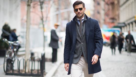 3 ελαφριά παντελόνια για να τα συνδυάσεις με blazer