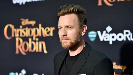 Ο Ewan McGregor δείχνει το ντύσιμο της βραδινής εξόδου και του επόμενου πρωινού