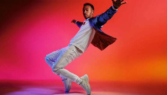 Ο Lewis Hamilton δείχνει τι θα φορέσουμε φέτος την άνοιξη και το καλοκαίρι