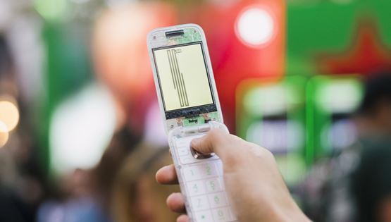 Αυτό το κινητό που δεν είναι smart θα σε γυρίσει στη δεκαετία του 2000