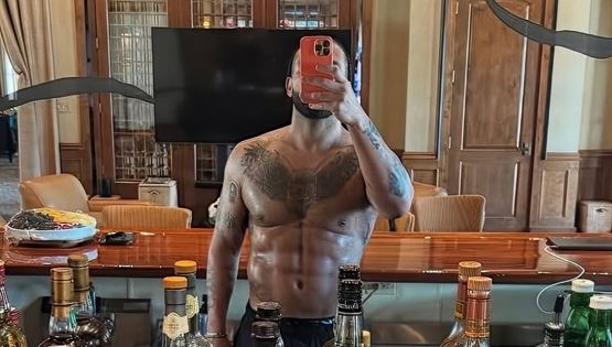 Είναι αληθινοί οι κοιλιακοί του Drake;