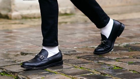 Η καλτ επιστροφή της λευκή κάλτσα στα καλά παπούτσια