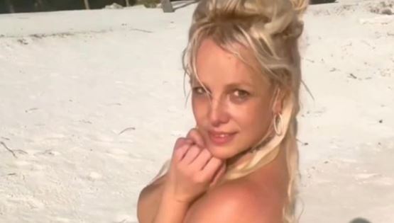 H Britney Spears γιορτάζει την επιτυχία του βιβλίου της χωρίς ρούχα στην παραλία