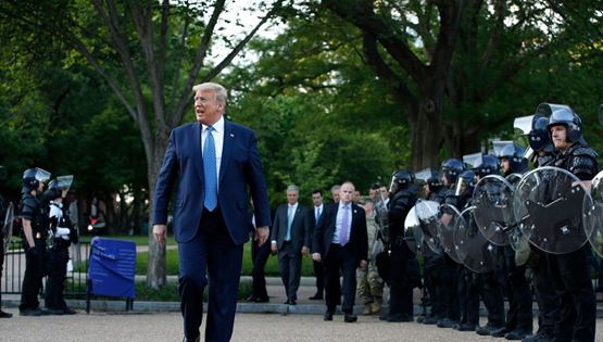 Ο Donald Trump μηνύεται για την προσπάθεια φίμωσης των social media