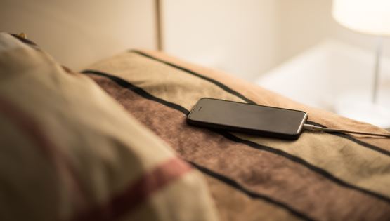 Τελικά, πόσο κακό είναι να φορτίζεις το κινητό σου τη νύχτα;