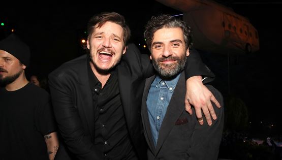 Δείτε τη νέα viral αγκαλιά των Oscar Isaac και Pedro Pascal