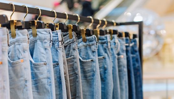 Στη Βόρεια Κορέα απαγορεύονται πλέον τα στενά τζην