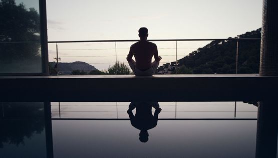 Γιόγκα ή ψυχοθεραπεία: Τι μειώνει περισσότερο το άγχος;