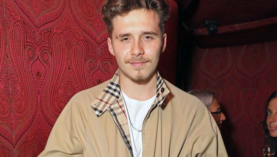 Πώς φοριέται αντισυμβατικά το πιο συμβατικό χρώμα; Εξηγεί ο Brooklyn Beckham