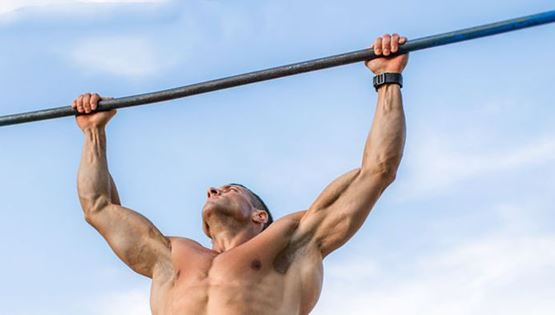 Το κρέμασμα από μονόζυγο είναι το απλό κόλπο για six pack