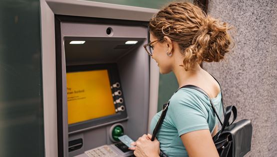 Παρέμβαση της κυβέρνησης για τις χρεώσεις στα ATM