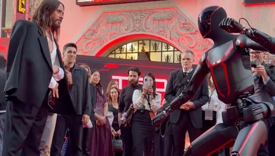 Tesla Optimus εναντίον Jared Leto στην πρεμιέρα Tron: Ares (video)