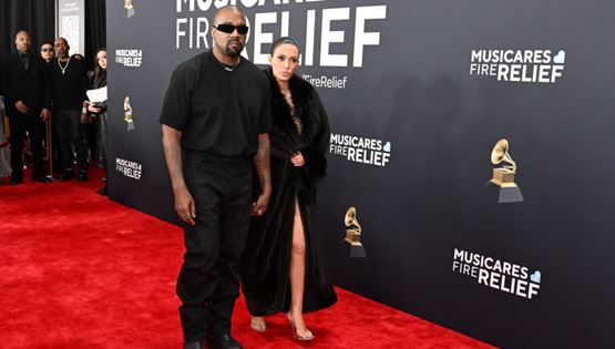 Η Bianca Censori εμφανίστηκε γυμνή στο κόκκινο χαλί των Grammys