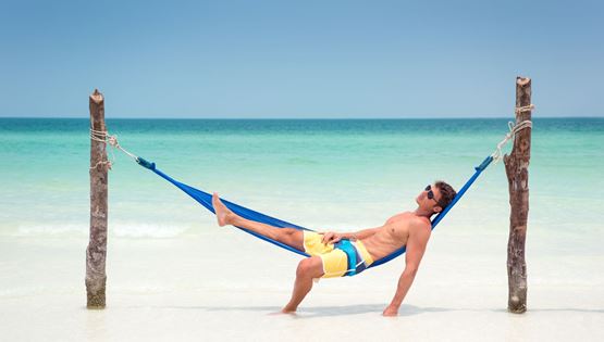 Τα εμπριμέ μαγιό είναι η πιο hype τάση του καλοκαιριού