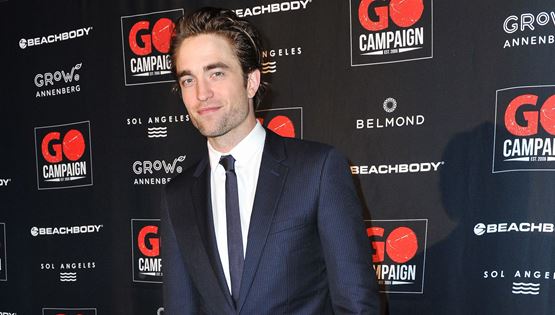 Ο Robert Pattinson αποδεικνύει γιατί η στενή γραβάτα αντέχει ακόμη