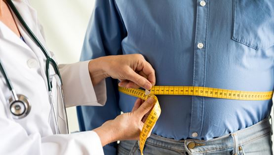 Οι παχύσαρκοι άντρες είναι πιο ευάλωτοι στον κορονοϊό