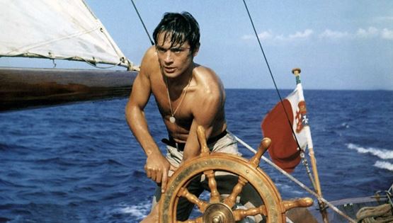 Η παντοτινή καλοκαιρινή γοητεία του Alain Delon