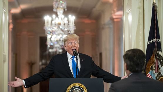 Ο Trump πετά έξω από τον Λευκό Οίκο δημοσιογράφο του CNN