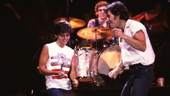 Όταν o Bruce Springsteen χόρευε στη σκηνή με την Courteney Cox