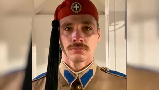 Ποιος είναι ο Εύζωνας που έγινε viral επειδή συγκινήθηκε