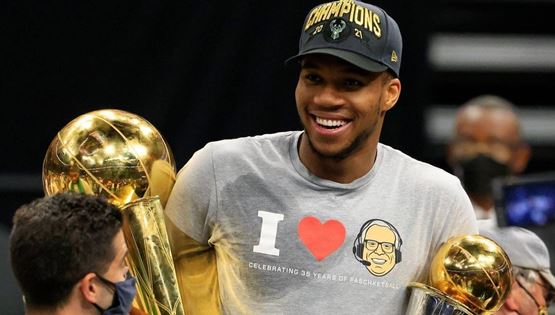 Ο Γιάννης Αντετοκούνμπο ήδη μαθαίνει ελληνικά στο γιο του