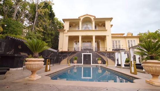 Μια ματιά στο άκρως εντυπωσιακό Versace Mansion