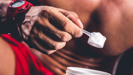 Κρεατίνη: Ό,τι χρειάζεται να ξέρεις για το αμφιλεγόμενο συμπλήρωμα διατροφής