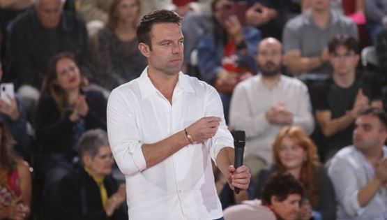 ΣΥΡΙΖΑ Wars: To Twitter οργιάζει με απίθανα σχόλια για Κασσελάκη και &#39;Ομπρέλα&#39;