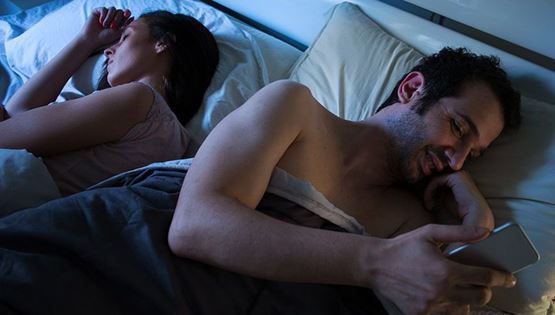 Τι είναι πια αυτό το micro-cheating;