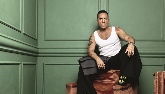 O Γιώργος Μαζωνάκης προβάρει τα γερμανικά του για τους Rammstein στο απόλυτο βίντεο της ημέρας