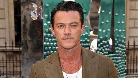 Το blazer του φετινού καλοκαιριού είναι λινό και σταυρωτό