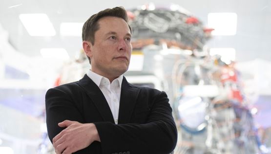 O Elon Musk μόλις αποκάλυψε γιατί καθυστερεί το ταξί χωρίς οδηγό και τιμόνι
