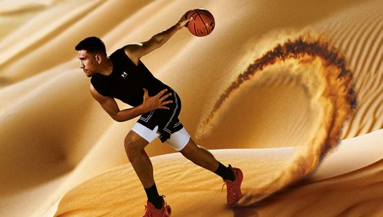 Από την άμμο στο παρκέ: Ο Γιαννούλης Λαρεντζάκης φωτογραφίζεται φέρνοντας πίσω την πρώτη έκδοση HeatGear® - Baselayer της Under Armour.