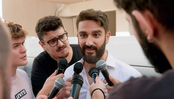 Ο Διονύσης Ατζαράκης ως Στέφανος Κασσελάκης είναι ό,τι καλύτερο είδαμε σήμερα