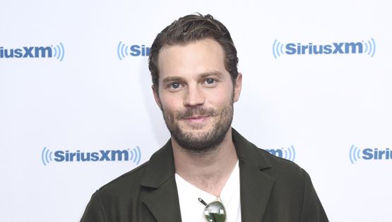 Ο Jamie Dornan και η τέχνη του in-between dressing