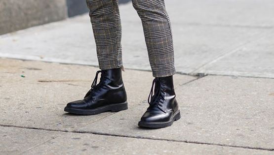 Οι μπότες του φετινού φθινοπώρου είναι αυστηρά μαύρες