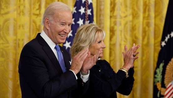 O Joe Biden έκανε 5 προτάσεις γάμου στη σύζυγό του